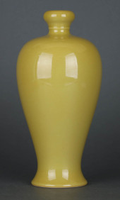 A YELLOW-GLAZED GARLIC HEAD SH