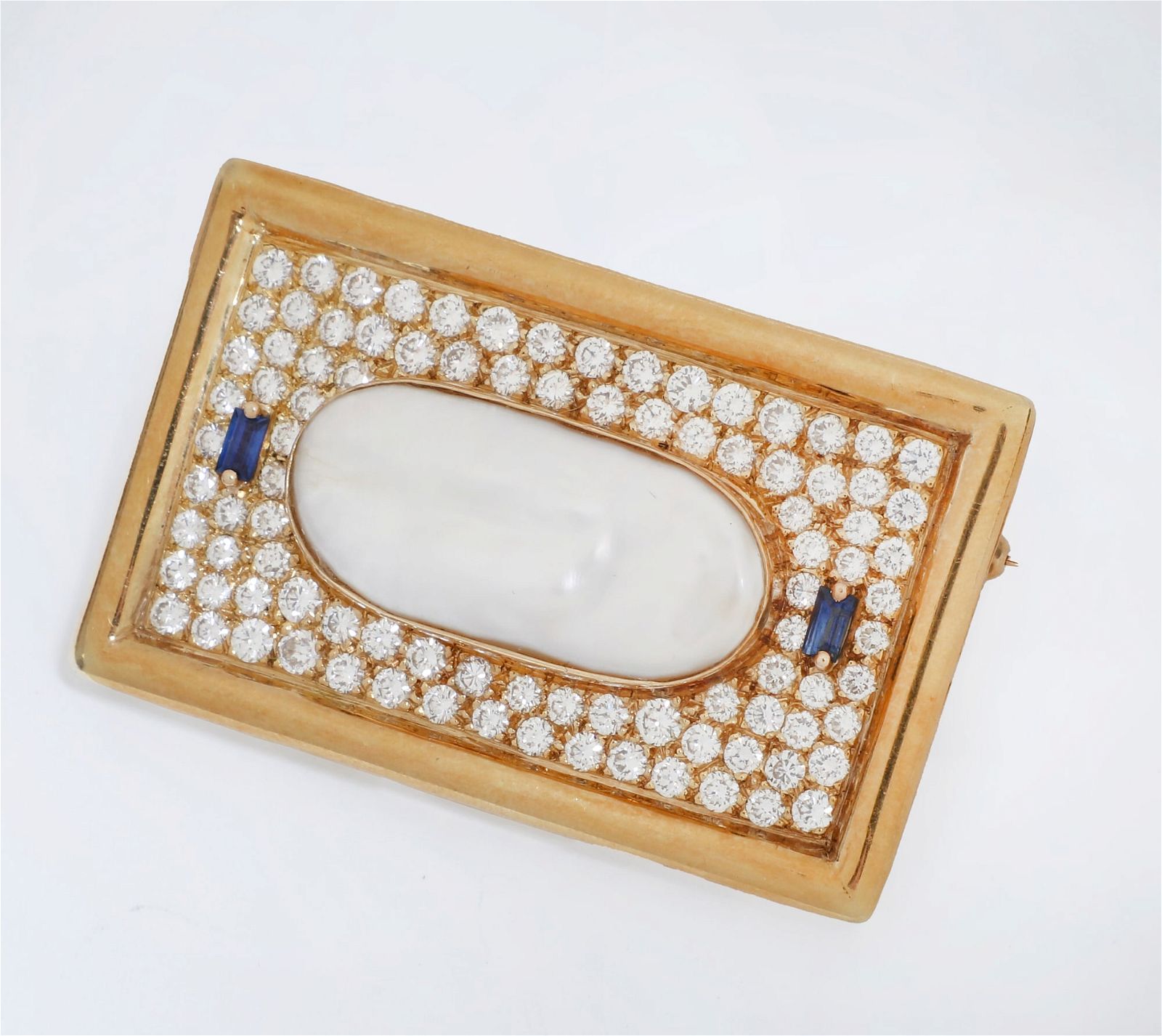 A YELLOW GOLD BROOCHA pearl,