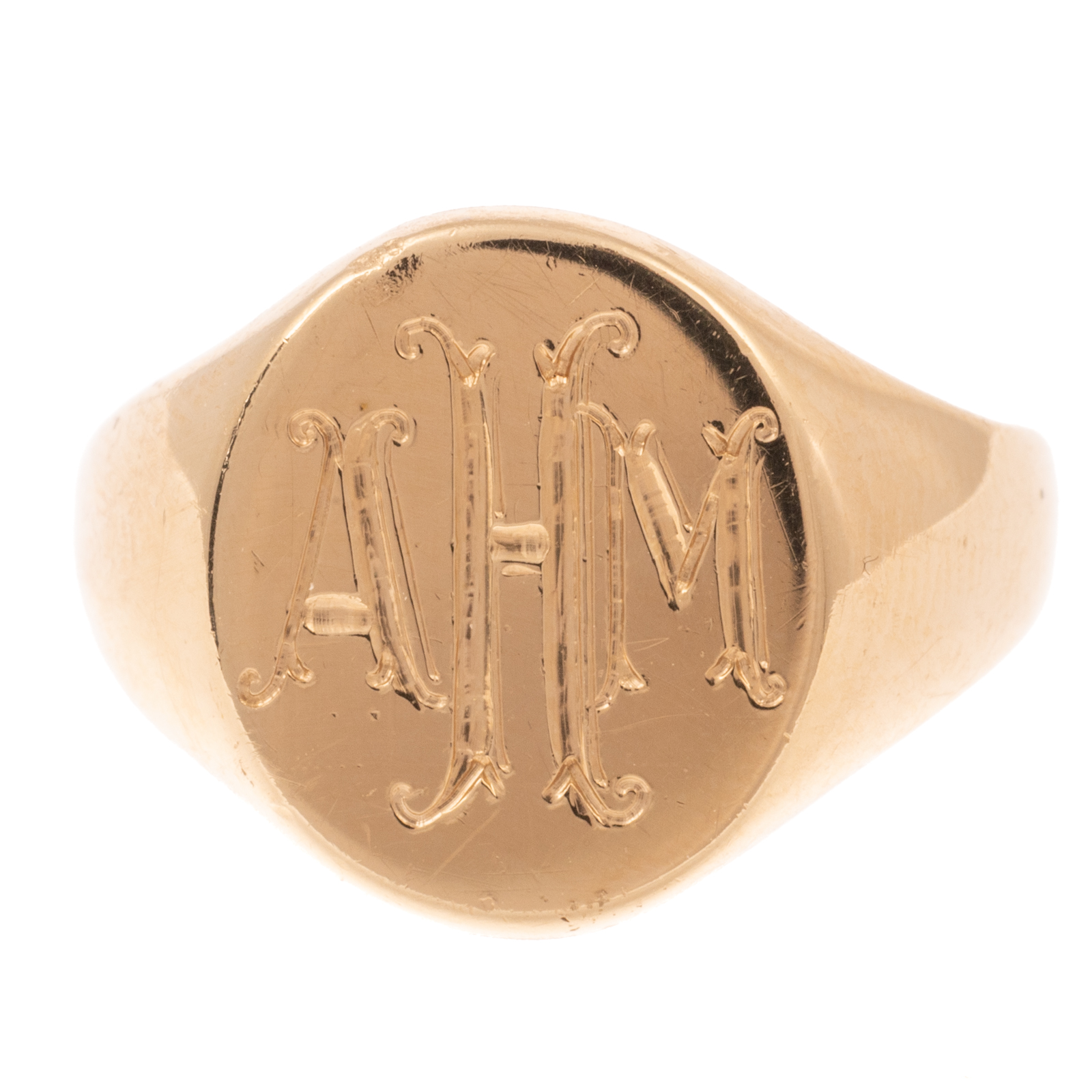 A YELLOW GOLD SIGNET RING IN 14K