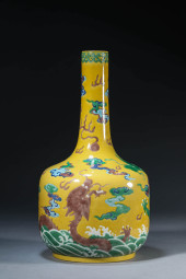 A YELLOW-GROUND WUCAI 'DRAGON