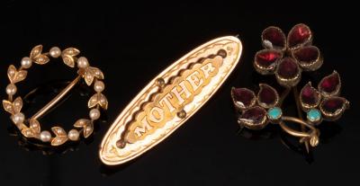 A yellow metal and pearl wreath