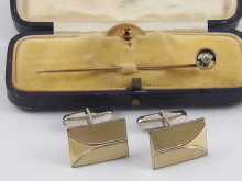 A yellow metal ( tests 18 ct