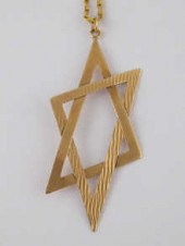 A yellow metal (tests 14 carat