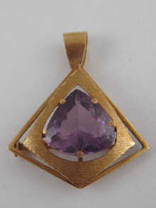 A yellow metal (tests 14 carat