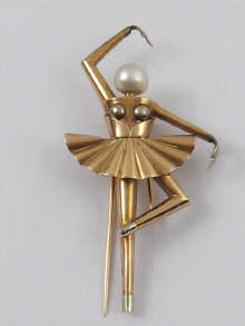A yellow metal (tests 14 ct gold)
