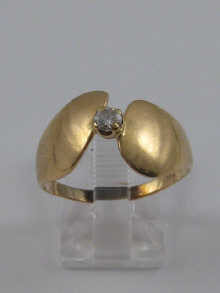 A yellow metal (tests 14 ct gold)
