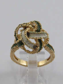 A yellow metal (tests 14 ct gold)