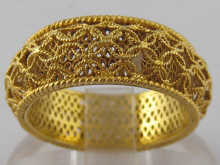 A yellow metal (tests 14 carat