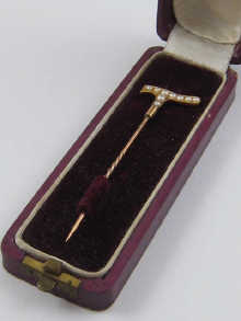 A yellow metal (tests 15 ct gold)