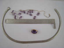 A yellow metal (tests 15ct gold)