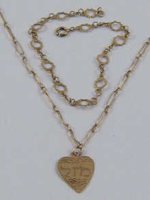 A yellow metal (tests 9 ct gold)