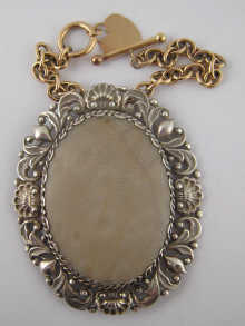 A yellow metal (tests 9 carat gold)
