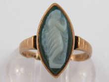 A yellow metal (tests 9 carat gold)