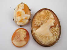 A yellow metal (tests 9 carat gold)