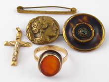 A yellow metal (tests 9 carat gold)