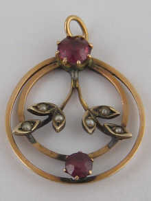 A yellow metal (tests 9 carat gold)