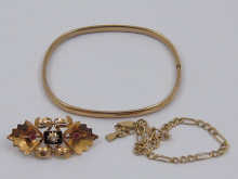 A yellow metal (tests 9 ct gold)