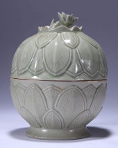 A YUE TYPE CARVED COVERED BOX<