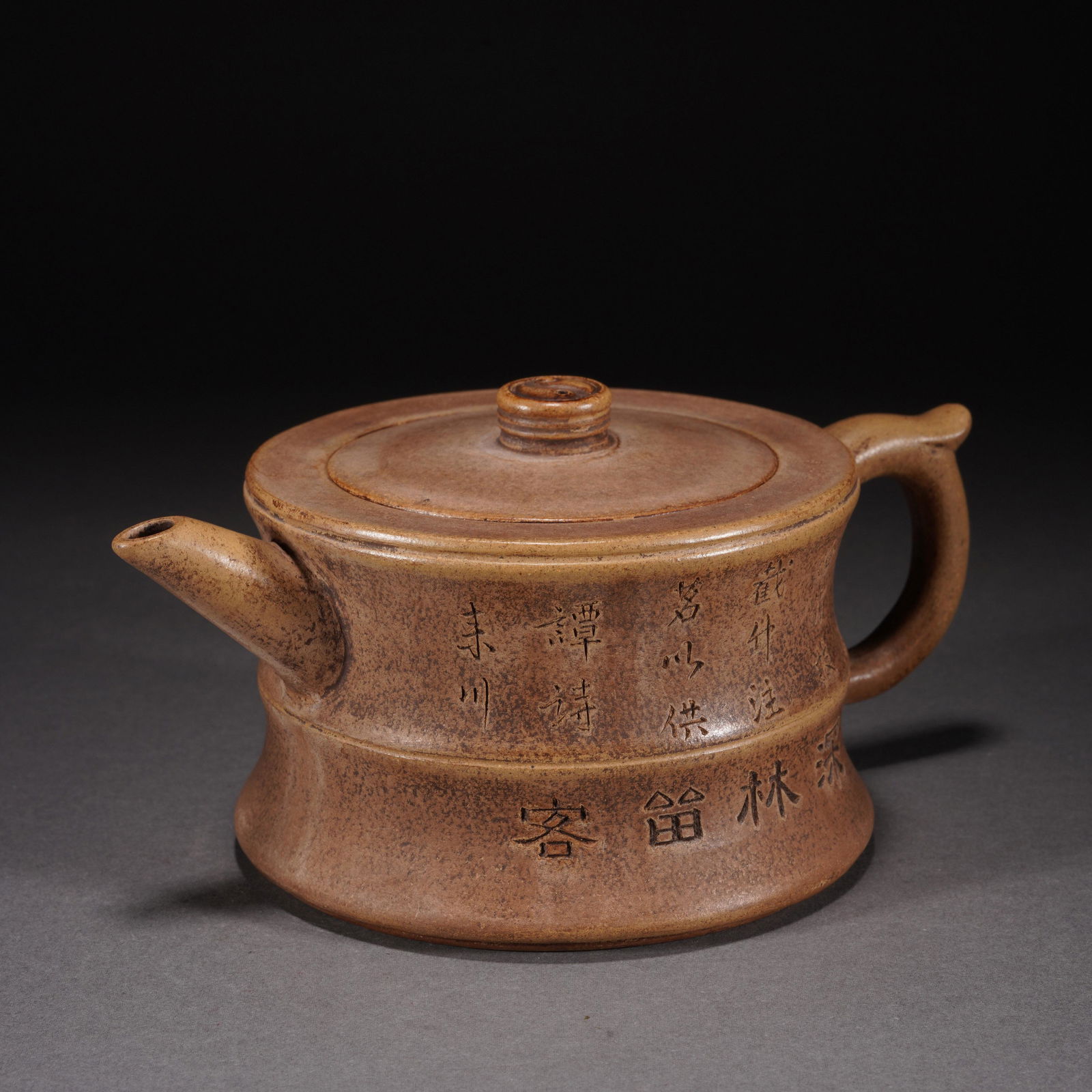 A ZISHA CLAY TEAPOTA ZISHA CLAY
