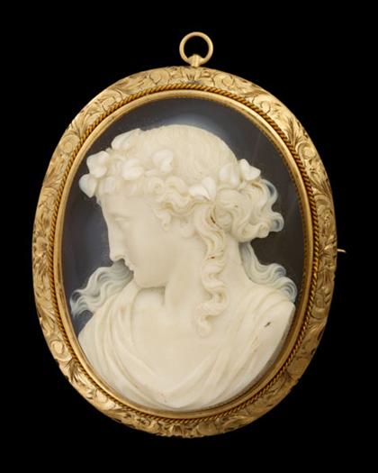 Agate cameo brooch    Large cameo