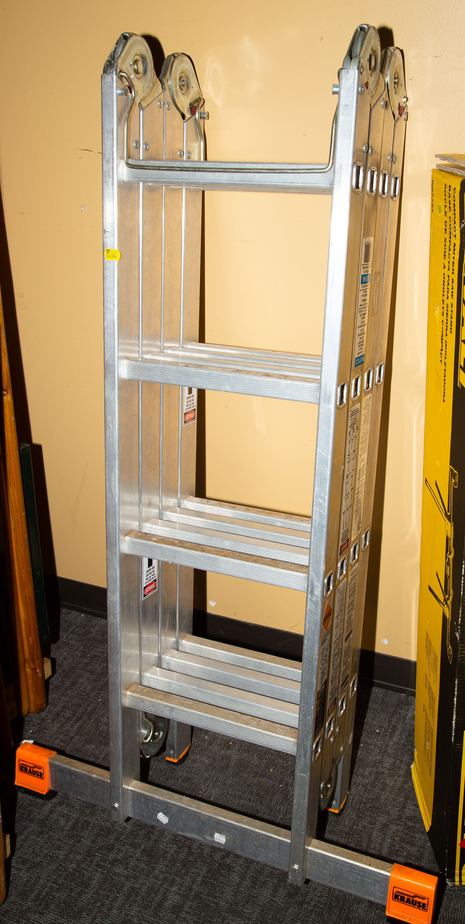 ALUMINUM FOLD-UP LADDER .