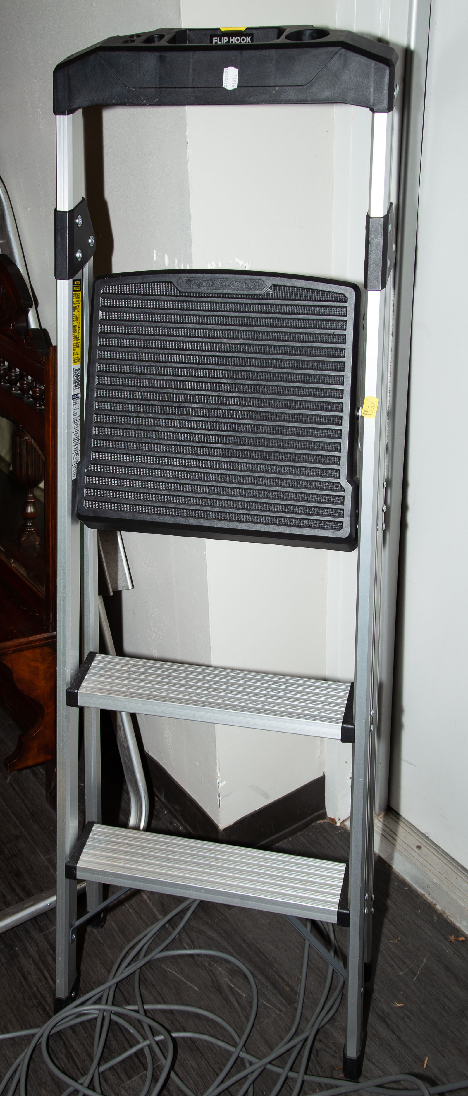 ALUMINUM LADDER & LADDER