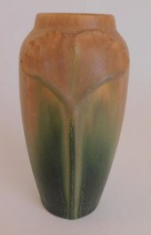 AMERICAN ART POTTERY VASEVinta