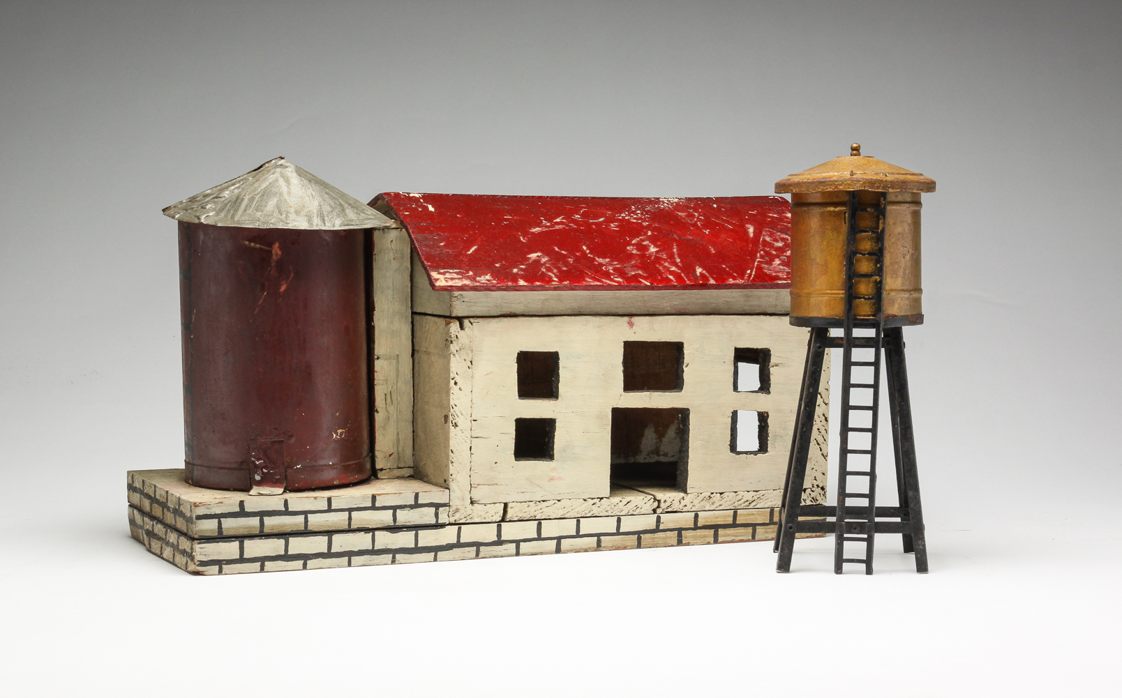 AMERICAN BARN MODEL AND RAILROAD