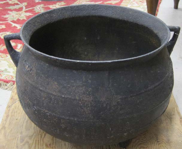 AMERICAN BLACK CAST IRON KETTLE