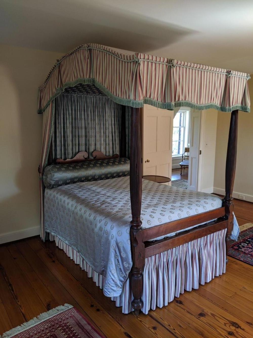 AMERICAN CLASSICAL MAHOGANY FOUR