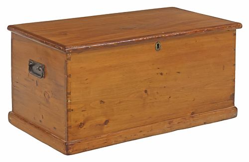 AMERICAN DOVETAILED BLANKET CHEST /