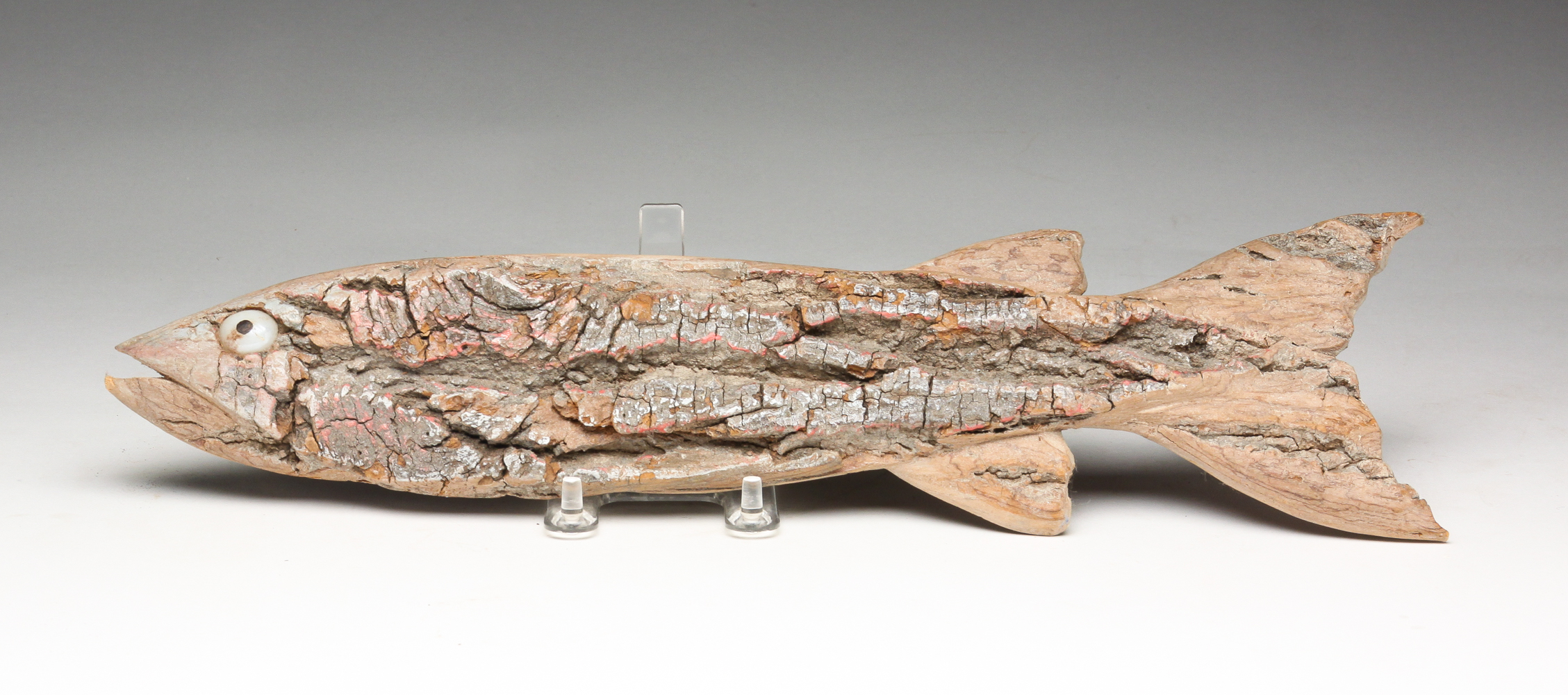 AMERICAN FOLKSY CARVED FISH PLAQUE.