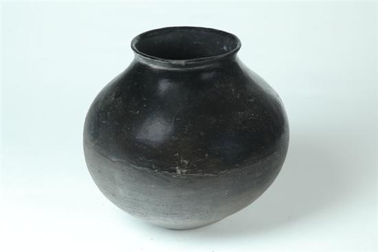 AMERICAN INDIAN POT.  Twentieth