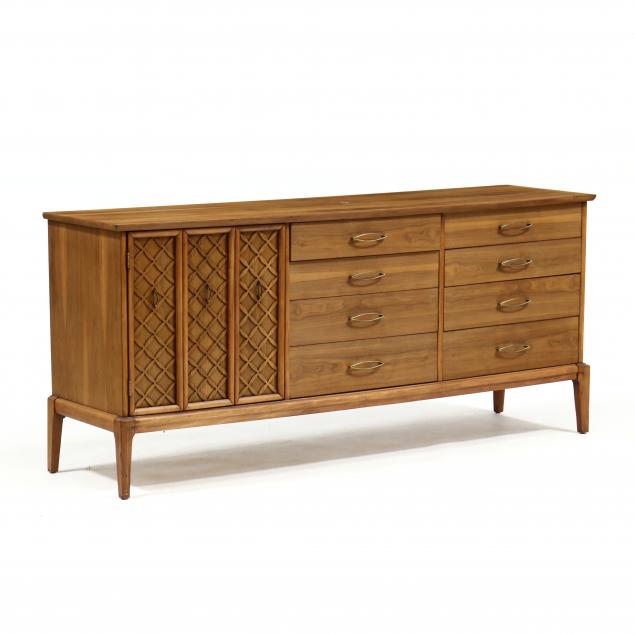 AMERICAN MID CENTURY WALNUT DRESSER