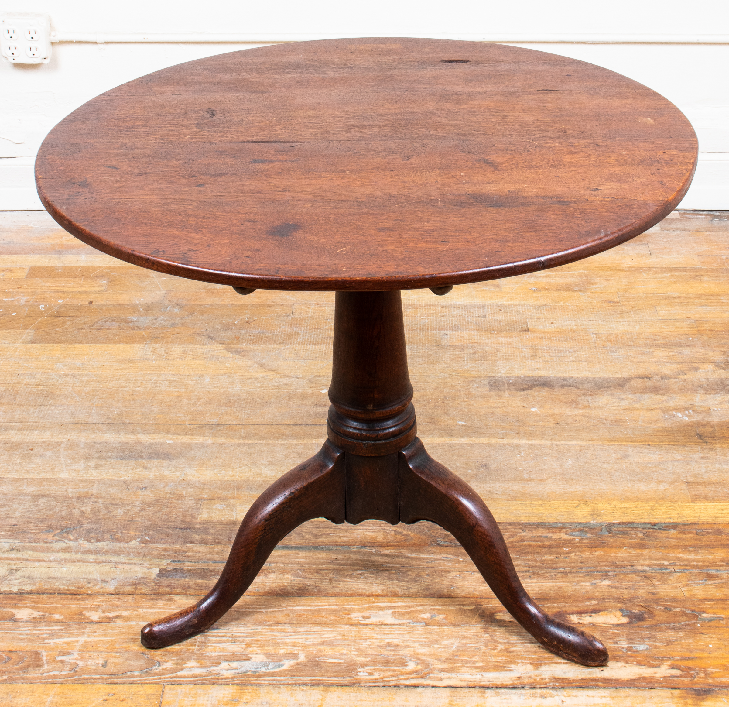 AMERICAN OR ENGLISH OAK TILT TOP