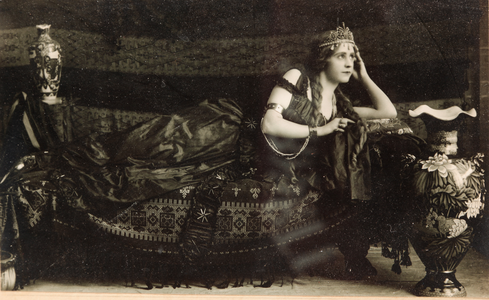 AMERICAN PHOTO OF AN ACTRESS.
