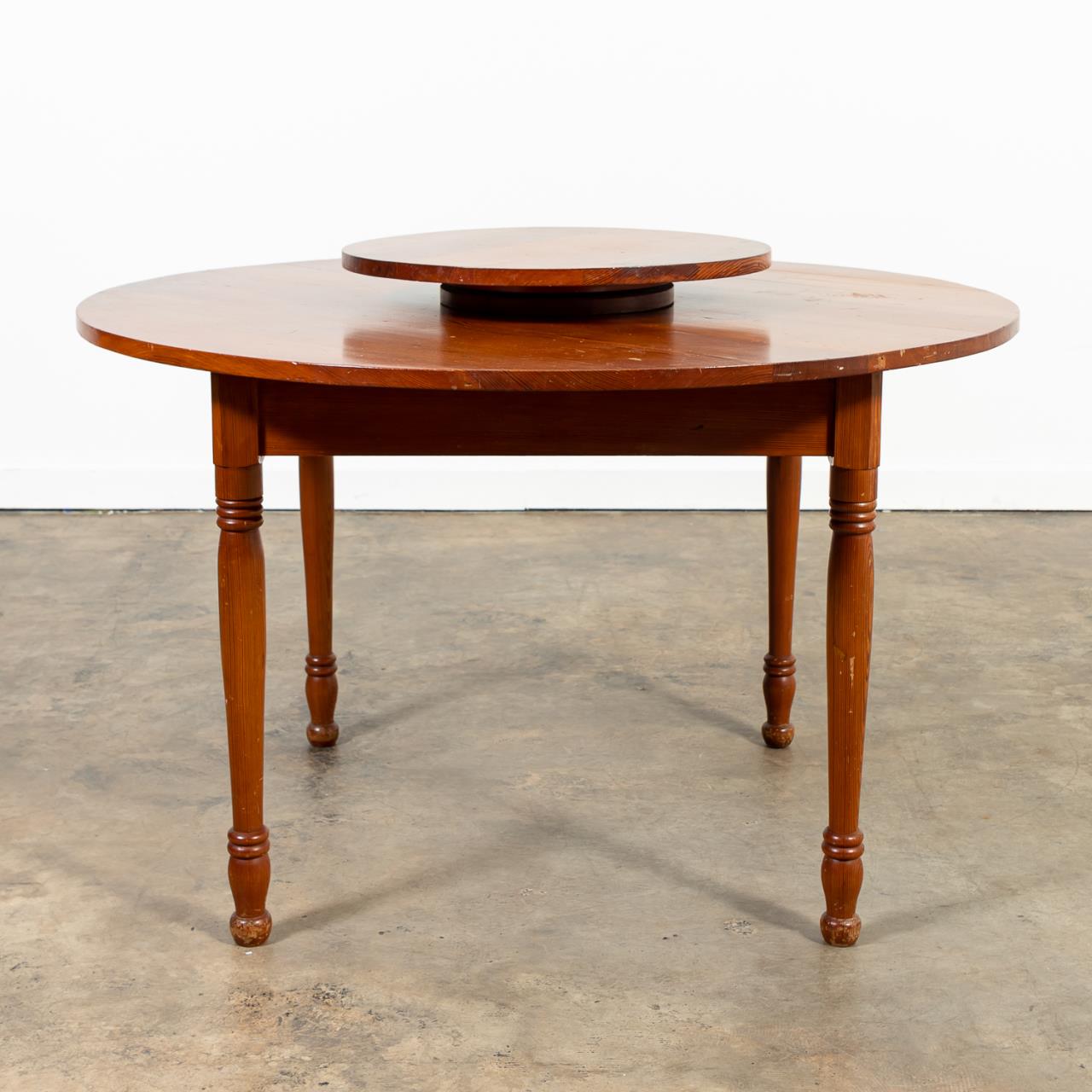 AMERICAN ROUND BREAKFAST TABLE WITH