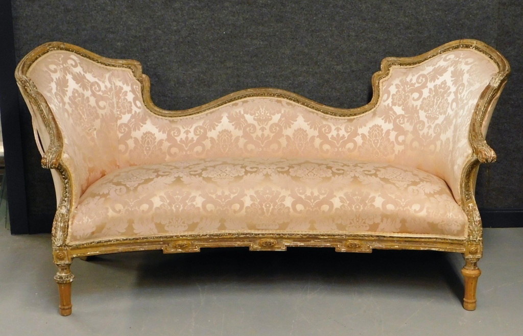 AMERICAN VICTORIAN FINELY CARVED