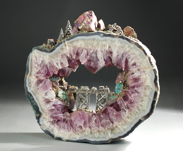 AMETHYST GEODE SLICE WITH MINIATURE
