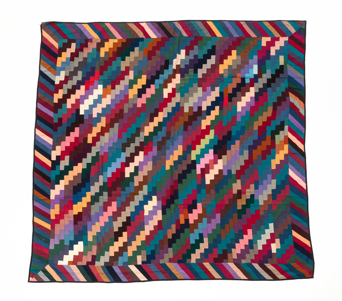 AMISH PIECED QUILT. Circa 1900.