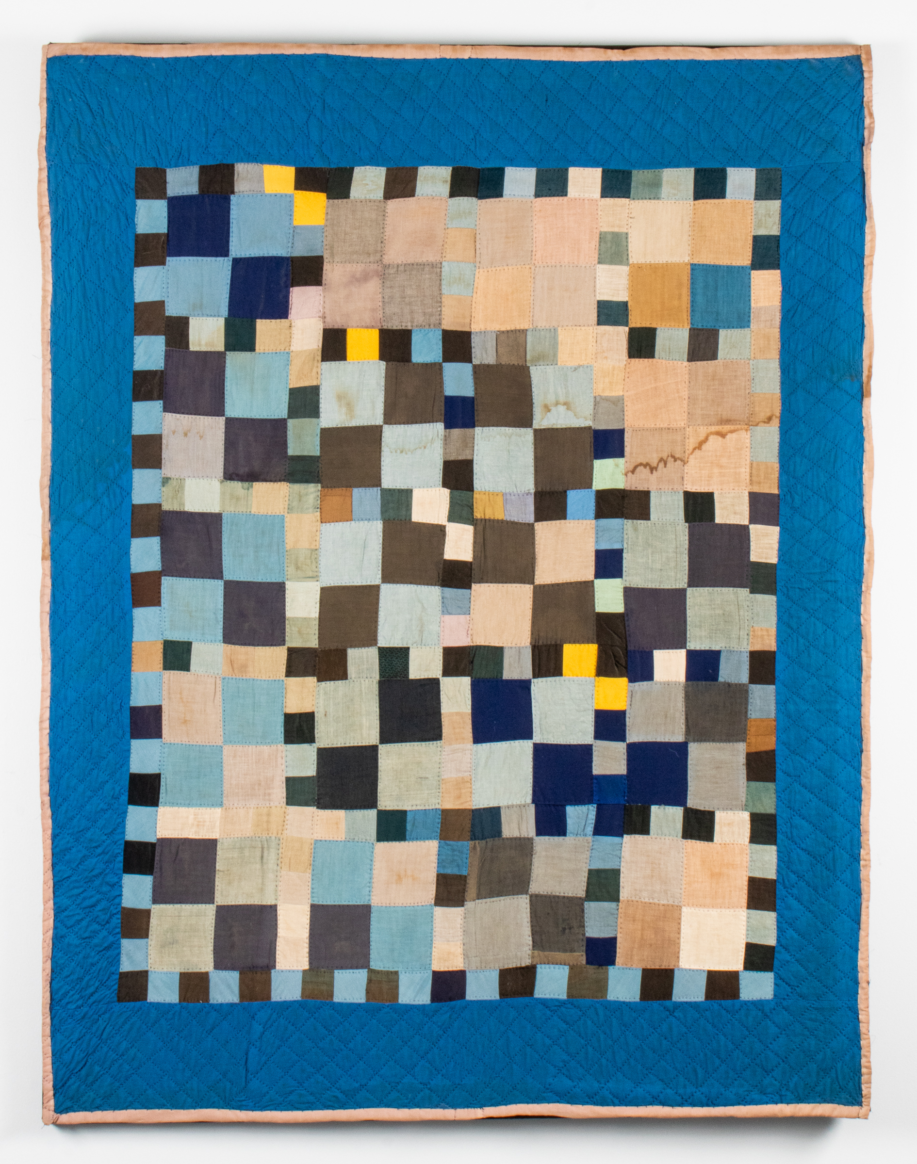 AMISH PIECED SCATTERED GRID PATTERN