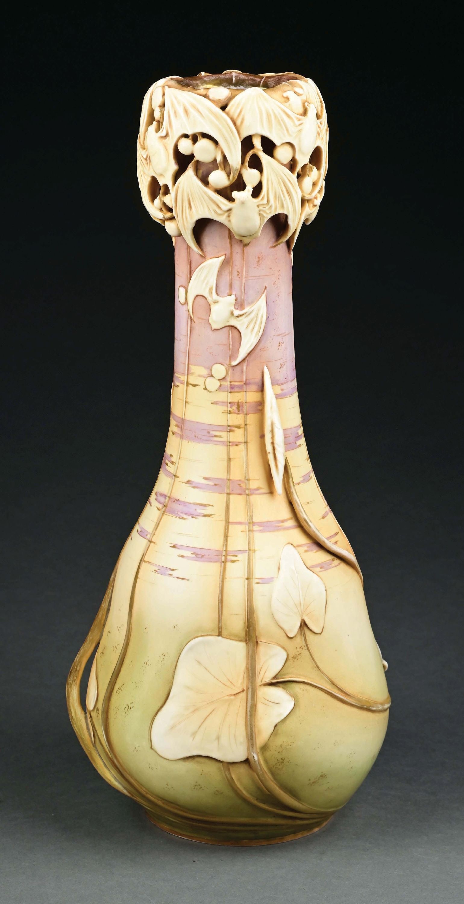 AMPHORA BERRY BAT VASE DESIGNED