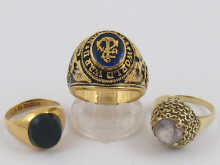 An 18 ct gold signet ring set