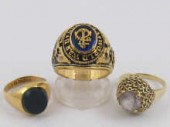 An 18 ct gold signet ring set