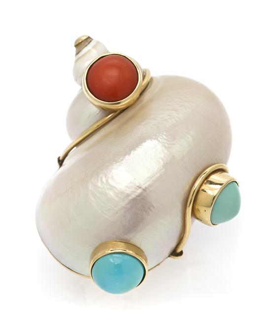 An 18 Karat Yellow Gold Shell