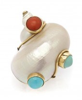 An 18 Karat Yellow Gold Shell
