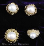 An 18 kt. Yellow Gold Mabe Pea