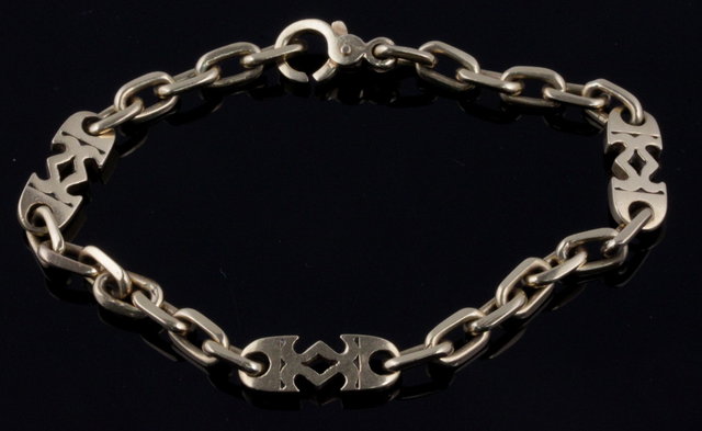 An 18ct gold bracelet the links