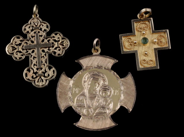 An 18ct gold cross of flat