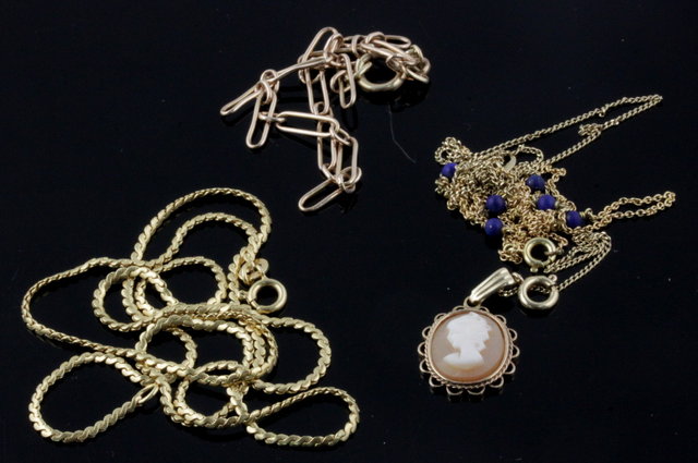 An 18ct gold necklace of
